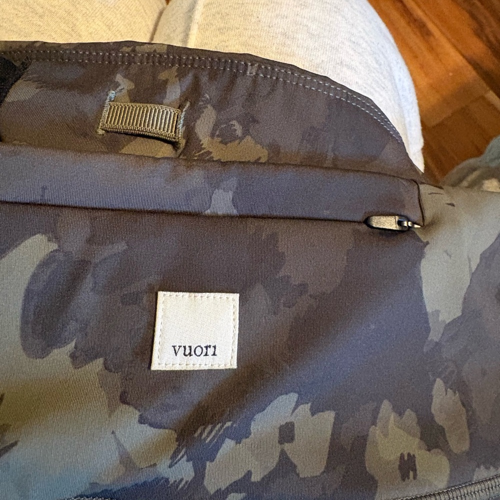 Euc Vuori Stride Pocket Leggings in the Oregano Camo Flower pattern (0824) - Picture 5 of 6
